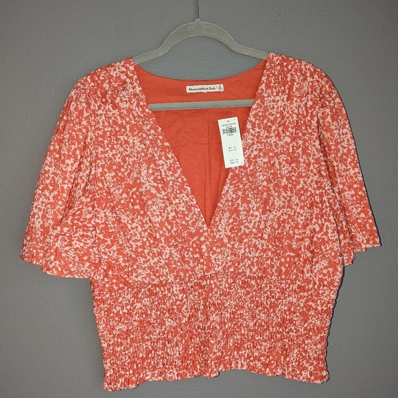 NWT. Abercrombie And Fitch Floral Short Sleeve Vneck Top Size XL. - Picture 1 of 3